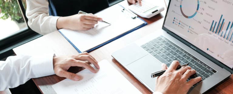 Aprende qué es el crowdlending, tipos como el inmobiliario o hipotecario, plataformas, opiniones, ejemplos y cómo invertir en esta alternativa financiera.